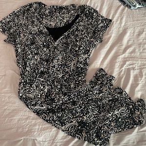 black and white short sleeve below the knee dress with a tie at the waist